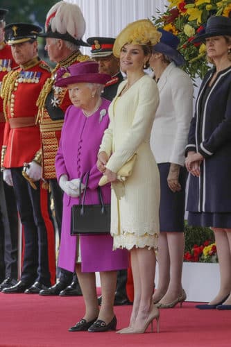 Doña Letizia, 'reina del estilo' en Europa, eclipsa con su presencia a Kate Middleton en Buckingham