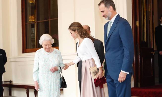 Doña Letizia despide Londres consagrada como la reina del glamour