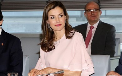 Descubre qué famosa «choni» de Telecinco plagia el look ‘low cost’ de doña Letizia