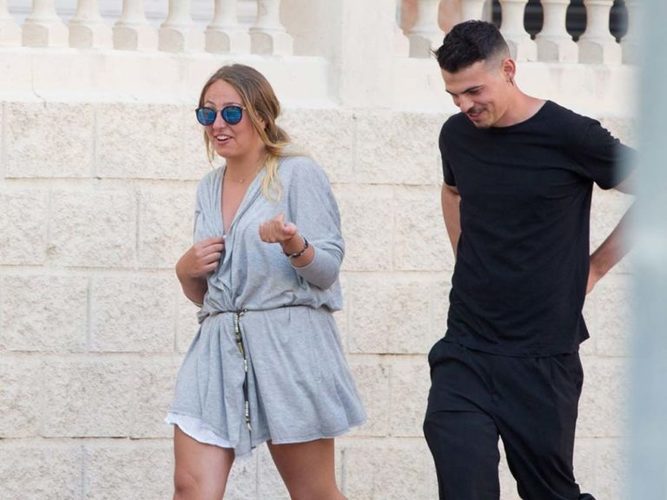 Rocío Flores se aleja de la polémica y vive la feria de Málaga junto a Abel, «el amor de su vida»