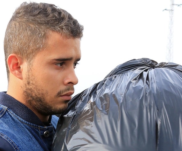 José Fernando con una bolsa de basura