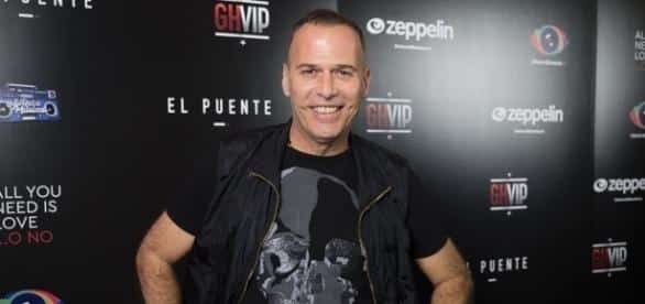 Bárbara Rey y otras famosas con una mano negra sobre la cabeza