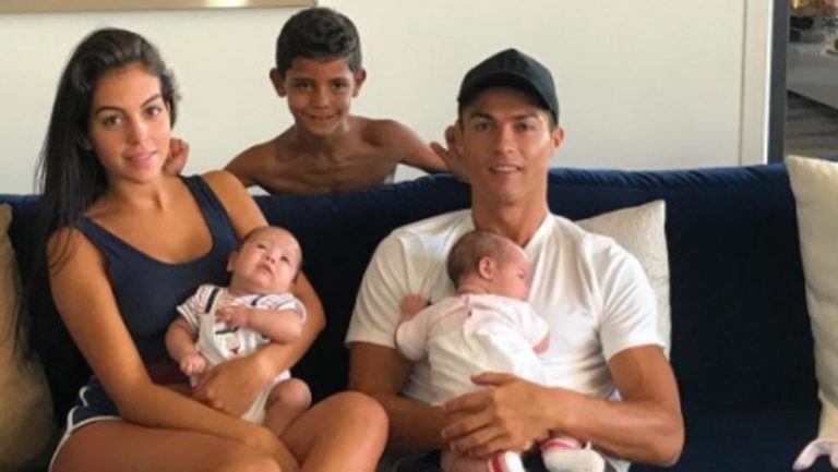 Cristiano Ronaldo posa con su familia al completo por primera vez, pero… ¿por qué ahora?