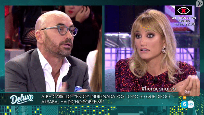 Alba Carrillo se estrena como reportera y le surgen dos nuevos e impensables enemigos públicos