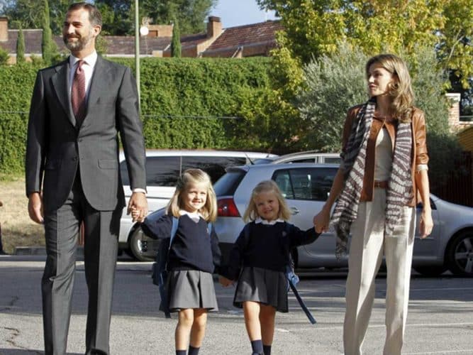 Las 7 diferencias de la 'vuelta al cole' de Leonor y Sofía con el paso de los años