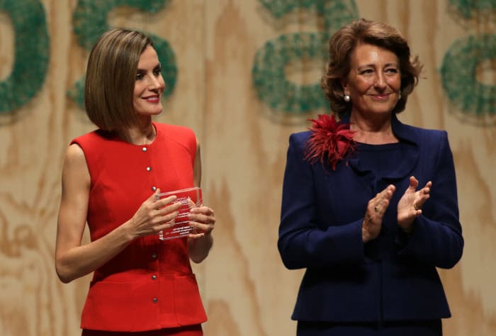 Letizia levanta el castigo al Rey y echa mano del dos piezas rojo de Nina Ricci (por quinta vez)