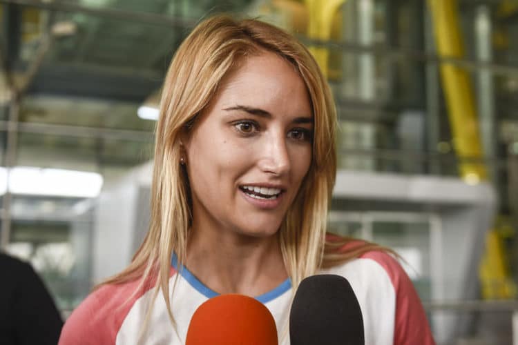 Alba Carrillo se estrena como reportera y le surgen dos nuevos e impensables enemigos públicos