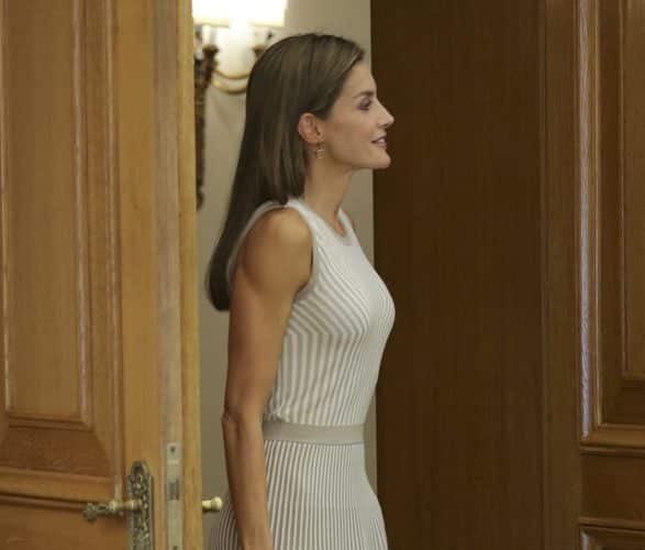 La reina Letizia aterriza en Tenerife y 'marea' a propios y extraños con su último estilismo