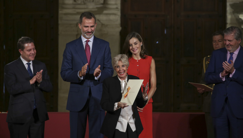 Letizia levanta el castigo al Rey y echa mano del dos piezas rojo de Nina Ricci (por quinta vez)