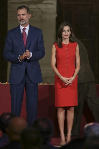 Letizia levanta el castigo al Rey y echa mano del dos piezas rojo de Nina Ricci (por quinta vez)