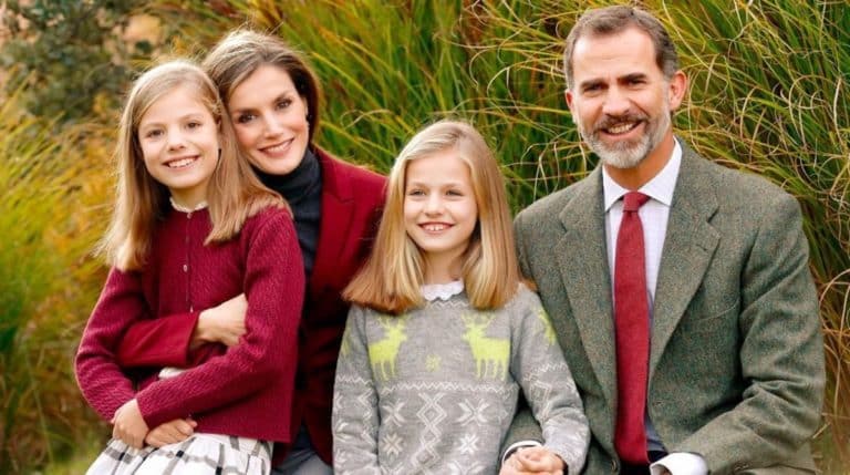 Felipe y Letizia reaparecen junto a sus hijas en su momento más complicado