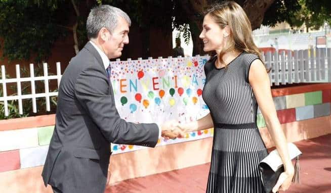 La reina Letizia aterriza en Tenerife y 'marea' a propios y extraños con su último estilismo