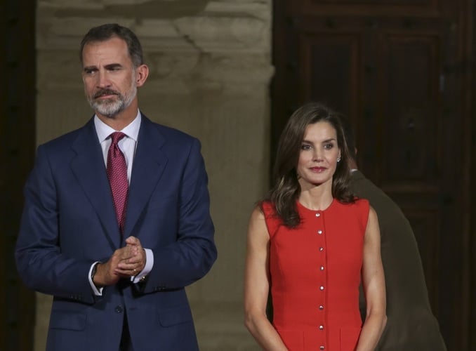 Letizia levanta el castigo al Rey y echa mano del dos piezas rojo de Nina Ricci (por quinta vez)