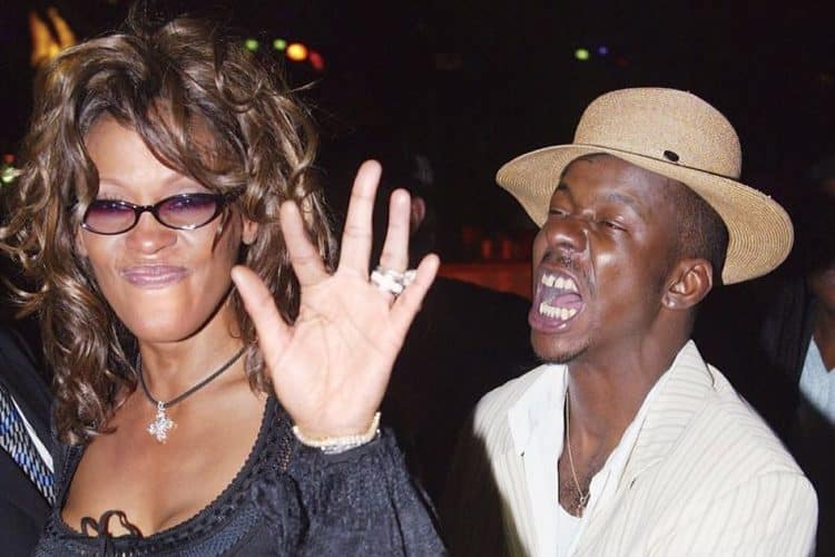 Whitney Houston ‘estaría viva’: El exmarido de la cantante, Bobby Brown se desnuda en…