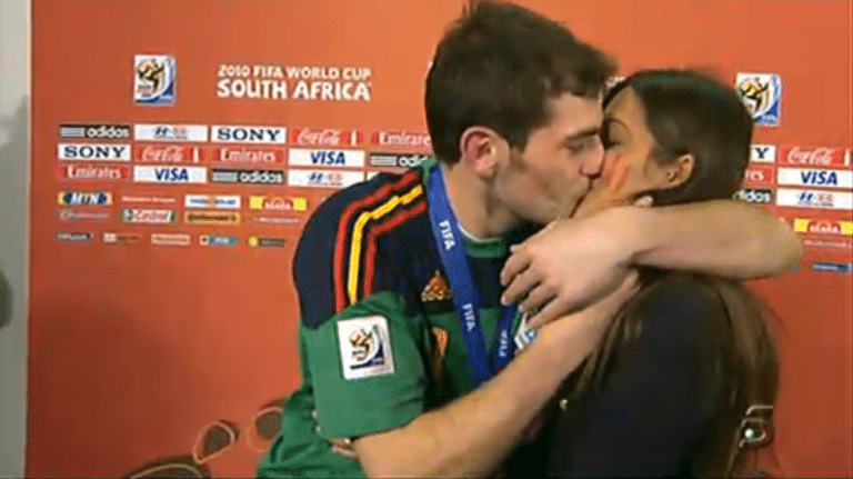 Sara Carbonero e Iker Casillas: el beso que enamoró a España