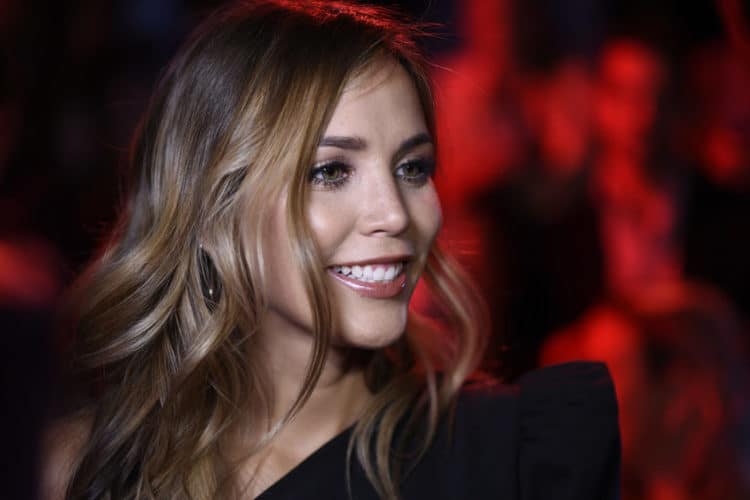 Rosanna Zanetti utiliza un vestido para lanzar un dardo envenenado a Chenoa