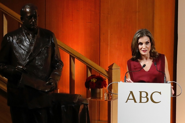 Letizia: descubrimos el 'TOC' de la Reina tras su viaje a Ginebra y su presencia en los premios ABC