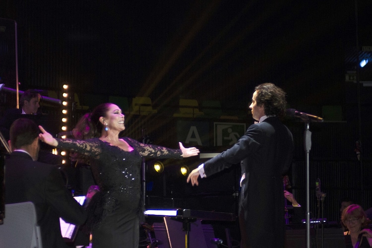 El tremendo (y explícito) susto de Isabel Pantoja en medio de su último concierto