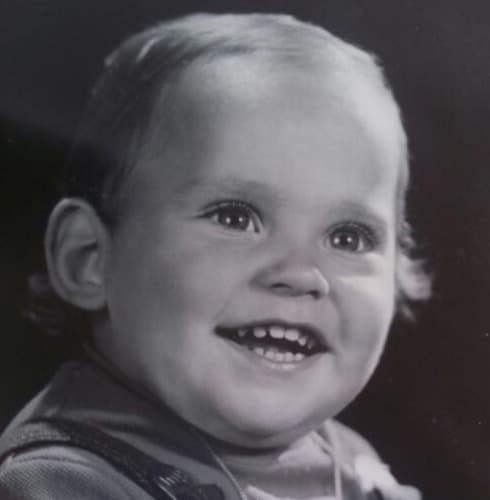 ¿Adivinas quién es este conocido actor que hoy cumple 43 años?