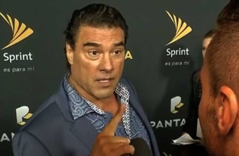 El famoso actor de telenovelas Eduardo Yáñez agrede brutalmente a un periodista en plena entrevista