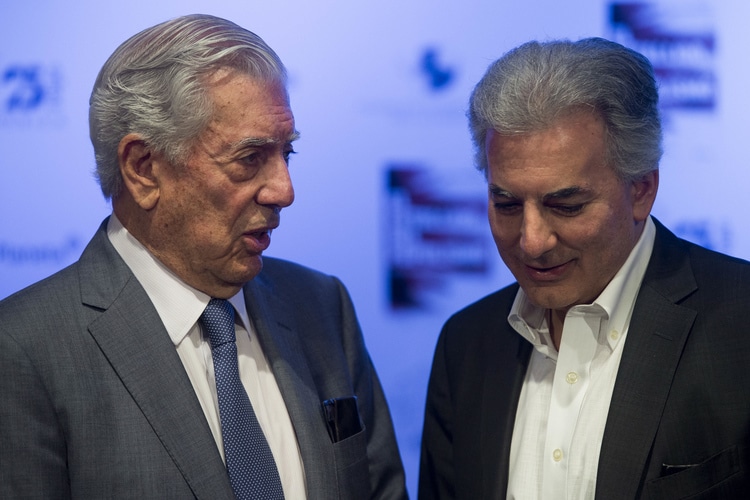 Los Vargas Llosa se rompen: Padre e hijos se atacan públicamente por culpa de Isabel Preysler