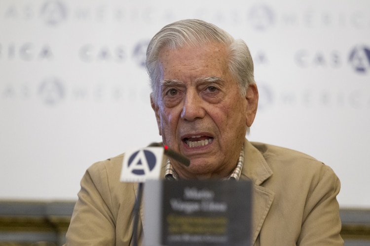 Los Vargas Llosa se rompen: Padre e hijos se atacan públicamente por culpa de Isabel Preysler