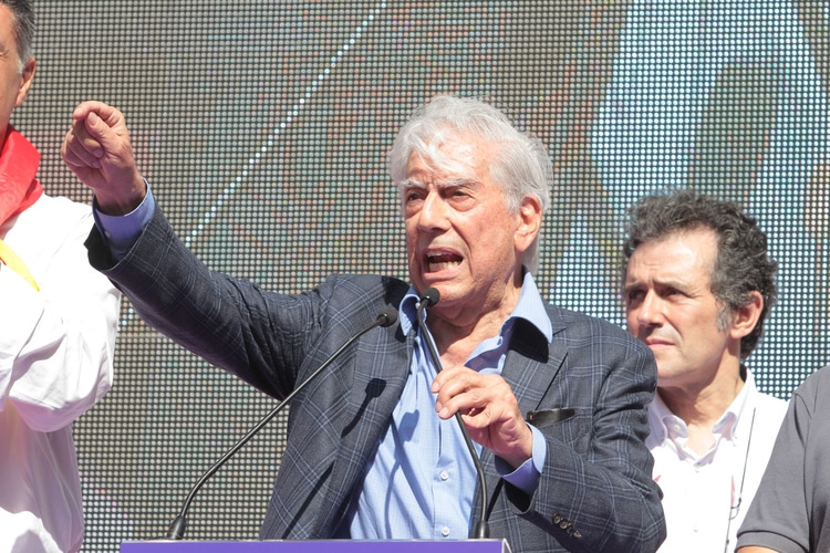 Los Vargas Llosa se rompen: Padre e hijos se atacan públicamente por culpa de Isabel Preysler