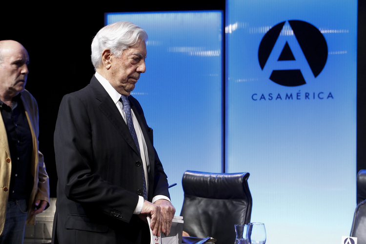 El hijo de Vargas Llosa carga contra Isabel Preysler: "Manipula a las personas para sus propios fines"