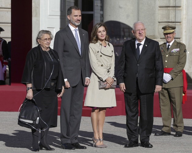 Letizia desafía las bajas temperaturas luciendo piernas en su recepción al presidente de Israel