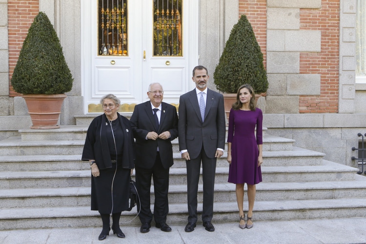 Letizia desafía las bajas temperaturas luciendo piernas en su recepción al presidente de Israel