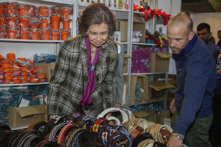Doña Sofía ficciona su situación sentimental comprando regalos masculinos en un mercadillo