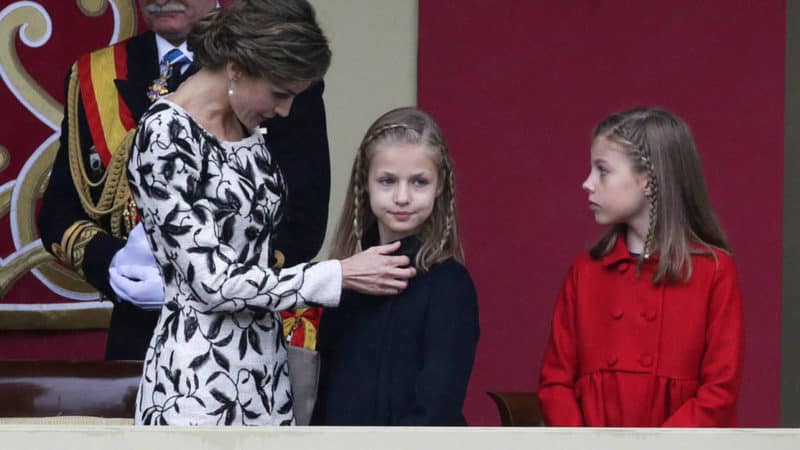  NAVIDAD Y AÑO NUEVO 2017 DE MIEMBROS DE LA FAMILIA REAL Dona-letizia-leonor-y-la-infanta-sofia-tres-borbones-de-incognito-por-madrid-1024x576