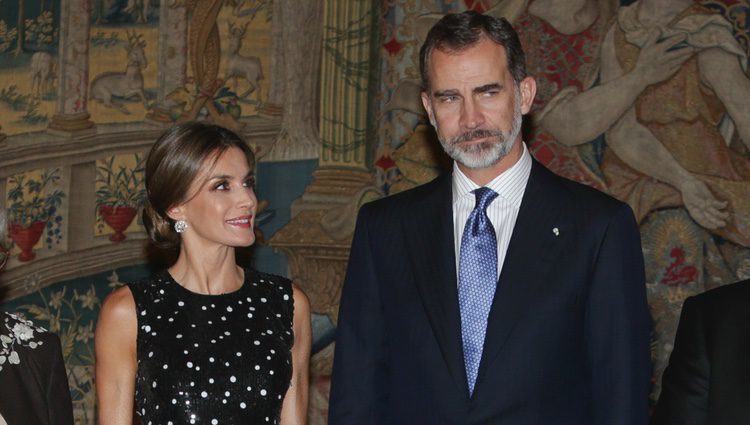 Don Felipe se queda sin amigos por culpa de la reina Letizia