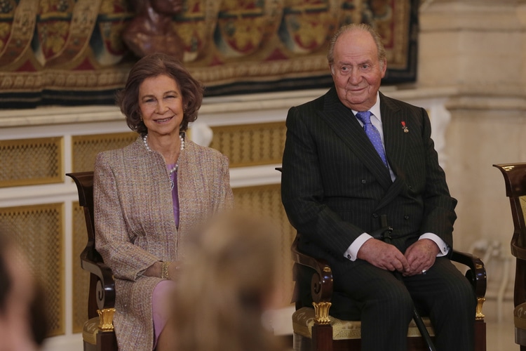 Felipe VI impone el Toisón de Oro a la princesa Leonor en su 50 cumpleaños