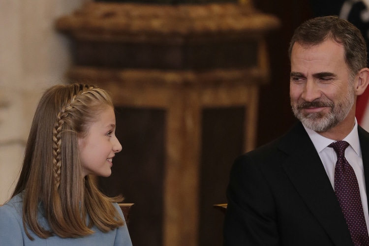 Felipe VI impone el Toisón de Oro a la princesa Leonor en su 50 cumpleaños
