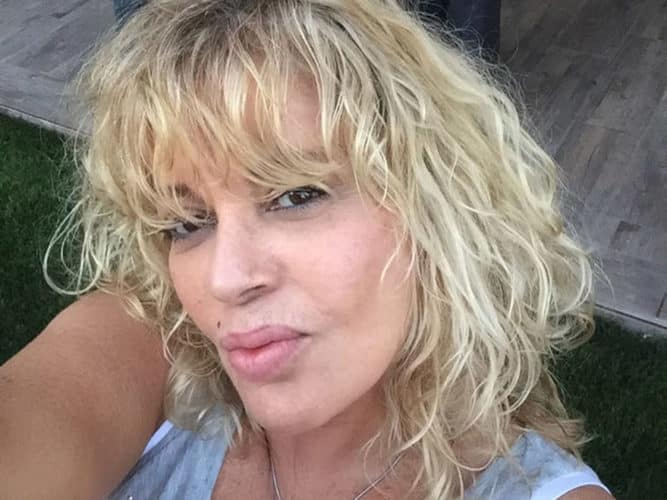 Bárbara Rey y otras famosas con una mano negra sobre la cabeza