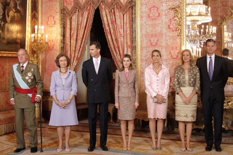 Felipe VI y el gesto hacia sus hermanas con el que celebra 10 años de reinado