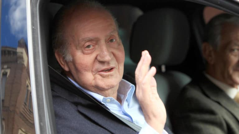 El rey Juan Carlos I: un anciano gruñón que se mueve en un Seat y se maquilla