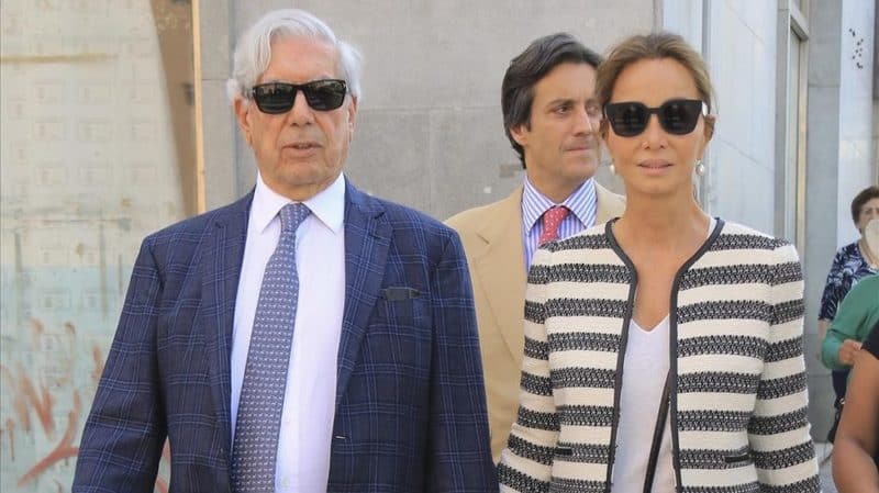 Isabel Preysler y Mario Vargas Llosa durante un festejo taurino