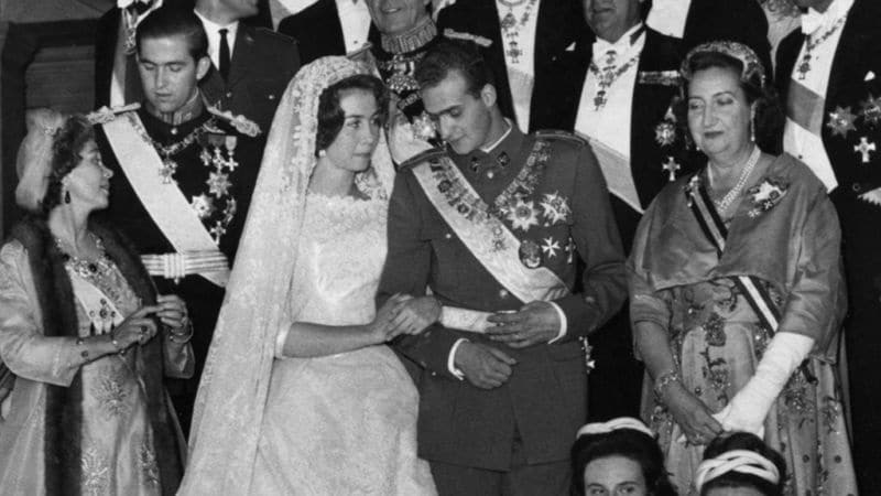 Reina Sofia Juan Carlos I Bodas Bodas de famosos Celebraciones Matrimonio Casa Real Familia Atenas Don Juan Carlos y doña Sofía, protagonistas de una bomba informativa que lo cambia todo