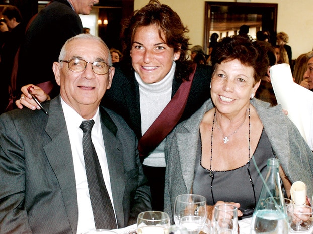 Arantxa y sus padres, agencias