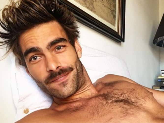 Lo ha vuelto a hacer… ¡Jon Kortajarena se desnuda íntegramente para las redes sociales!