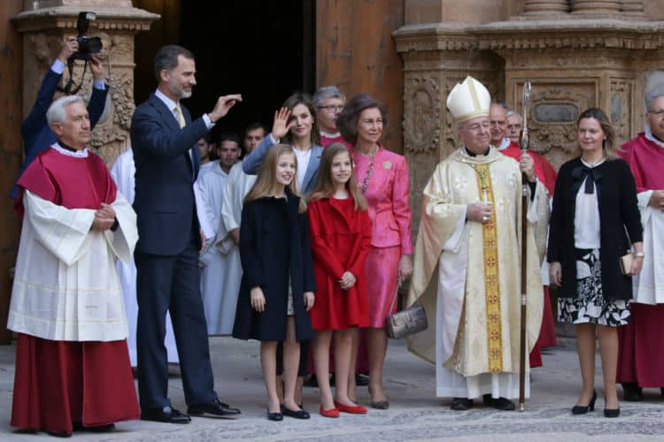 Familia Real misa  pascua resurrección