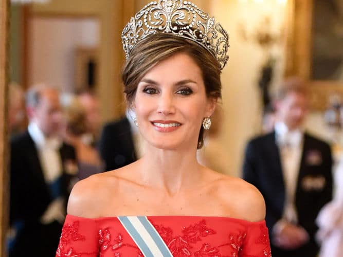 El diseñador vetado por Letizia vuelve a meter la pata con otro miembro real