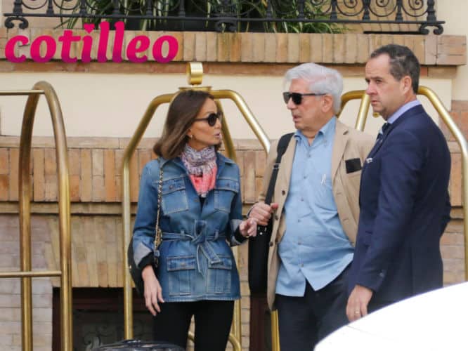 El gesto que demuestra que Isabel Preysler y Vargas Llosa pagan todo ‘a escote’