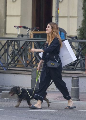Alucinante: las inenarrables pintas de Blanca Suárez para pasear a su perro