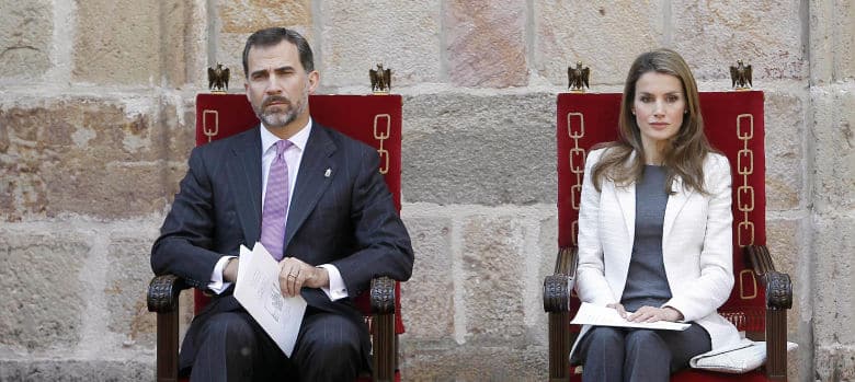 Los amigos de don Felipe no soportan a doña Letizia y huyen al verla