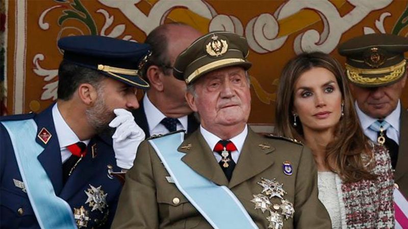 Felipe VI se ve obligado a elegir entre sus amigos o Letizia: los desplantes de la reina