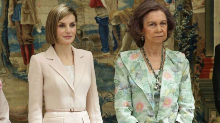 Sacrifican a doña Sofía para limpiar la imagen de la reina Letizia