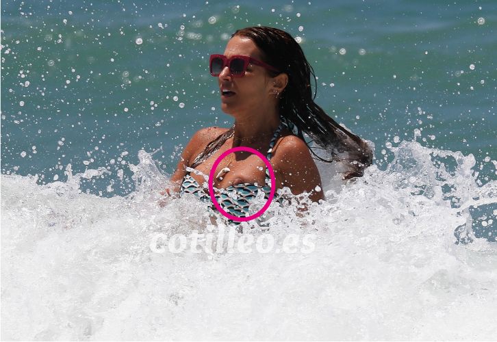 ¡Con el pezón al aire! Pillamos a Paula Echevarría en un descuido en la playa